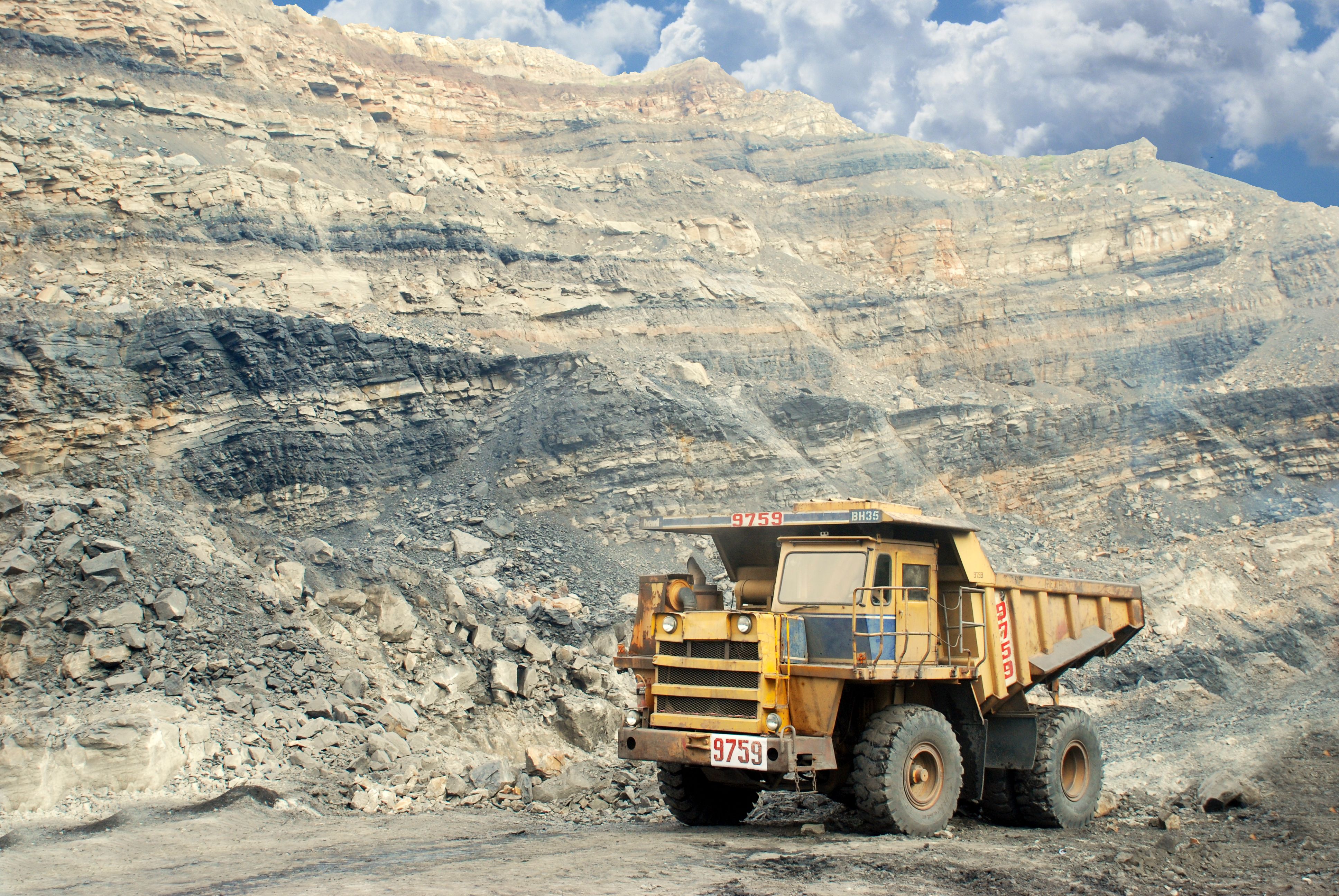 Caminhão fora de estrada operando em cava de mineração a céu aberto.